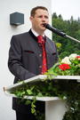 Am Rednerpult begrüßte der Bürgermeister der Gemeinde Scheffau Christian Tschugg alle Besucher.